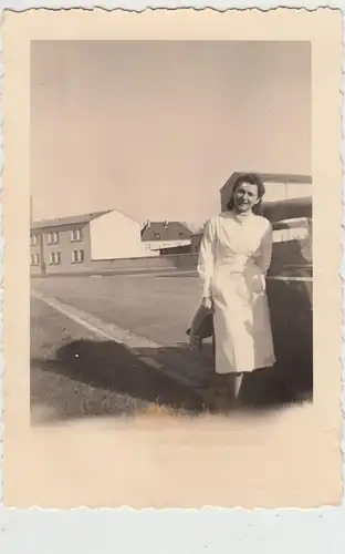 (F19707) Orig. Foto Nürnberg, junge Frau am Automobil 1939