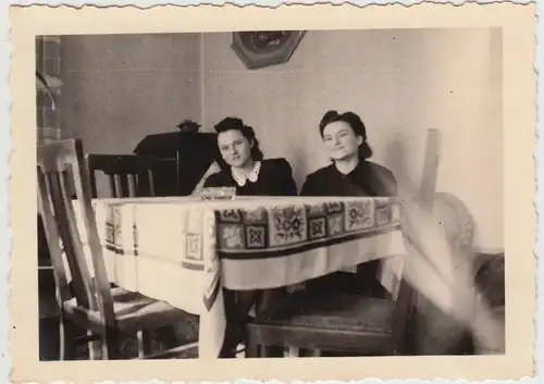 (F19704) Orig. Foto 2 junge Damen sitzen am Tisch in der Stube 1939