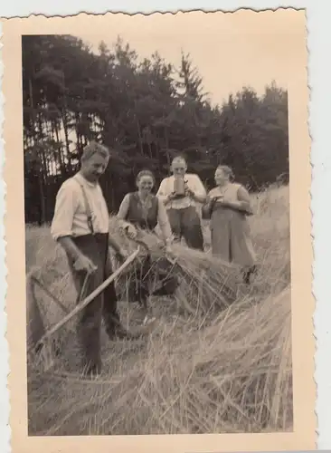 (F19689) Orig. Foto Getreideernte mit der Sense, Zwernberg 1938