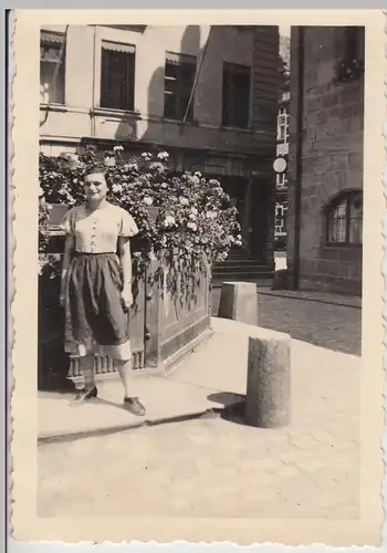 (F19685) Orig. Foto Ansbach, Frau am Brunnen a.d. Markt 1938