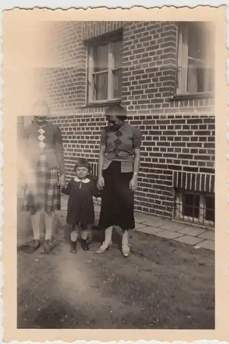 (F19684) Orig. Foto Frauen m. kleinem Mädchen vor dem Haus 1938