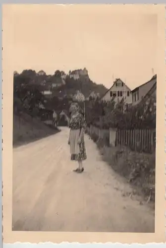 (F19679) Orig. Foto Wanderung nach Egloffstein 1938, Frau a. Straße