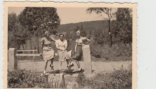 (F19667) Orig. Foto junge Damen sitzen auf Geländer im Freien 1930er