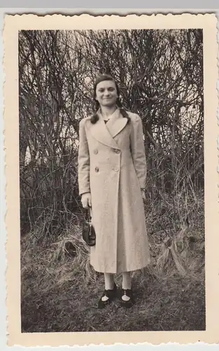 (F19662) Orig. Foto junge Frau im Freien, Oster-Spaziergang 1937