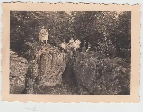 (F19658) Orig. Foto Personen auf Felsen, Ausflug nach Bommelsbruna 1936