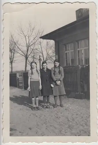 (F19653) Orig. Foto Mädchen an einem Gebäude 1937