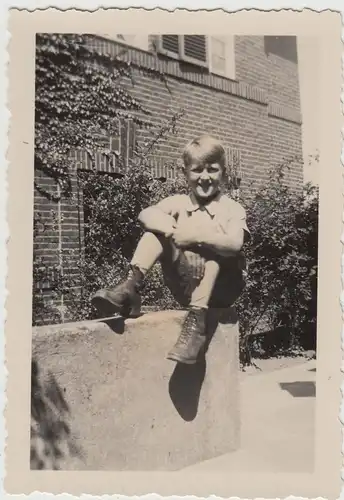 (F19631) Orig. Foto kleiner Junge Hans-Georg sitzt auf Mäuerchen 1934