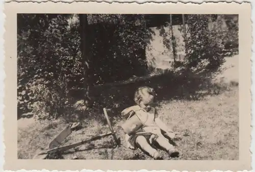 (F19630) Orig. Foto kleines Mädchen Hannelore mit Gießkanne im Garten 1934