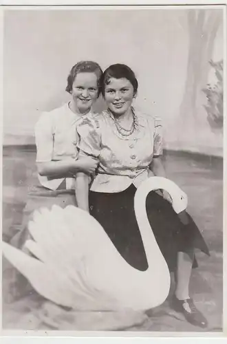 (F1963) Orig. Foto 2 junge Damen mit Schwan, Kabinettfoto