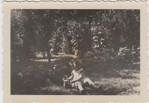 (F19629) Orig. Foto kleines Mädchen Hannelore mit Gießkanne im Garten 1934