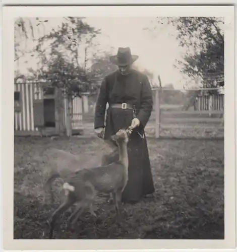 (F19625) Orig. Foto Geistlicher >Onkel Daniel< mit jungem Reh 1934