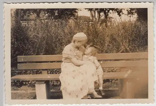 (F19624) Orig. Foto Frau Hildegard m. Kind Hannelore auf Parkbank 1933