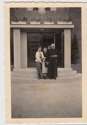 (F19623) Orig. Foto Personen, Geistlicher, vor einem Gebäudeeingang 1934