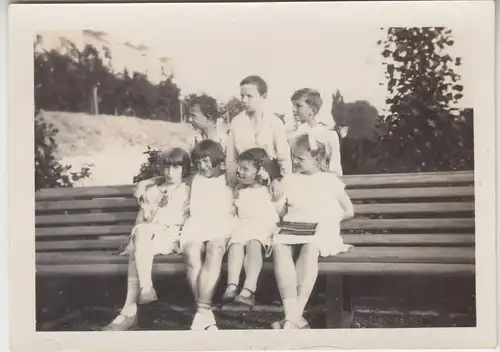 (F19619) Orig. Foto Kinder sitzen auf einer langen Bank 1929