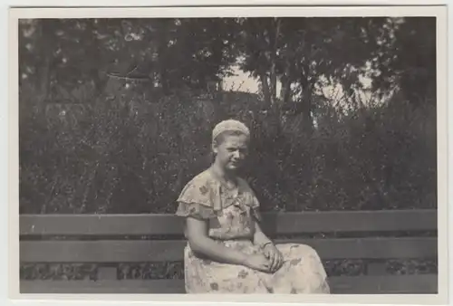 (F19608) Orig. Foto junge Frau sitzt auf einer Bank in Benrath 1933