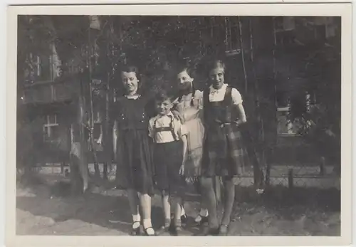 (F19606) Orig. Foto Kinder stehen im Freien 1933