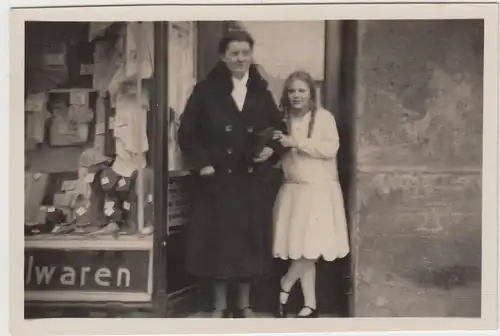 (F19602) Orig. Foto Mutter u. Tochter vor Kleiderladen 1931
