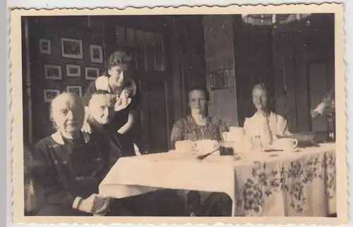 (F19597) Orig. Foto Personen zu Hause an der Kaffeetafel 1933