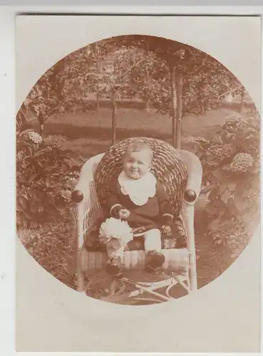 (F19590) Orig. Foto kleines Kind sitzt im Korbstuhl 1931