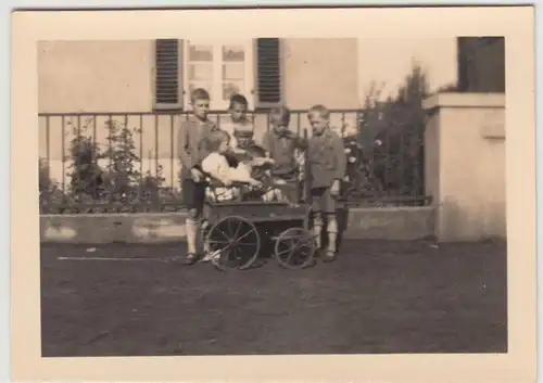 (F19588) Orig. Foto Kinder mit Handwagen vor Haus in Benrath 1932
