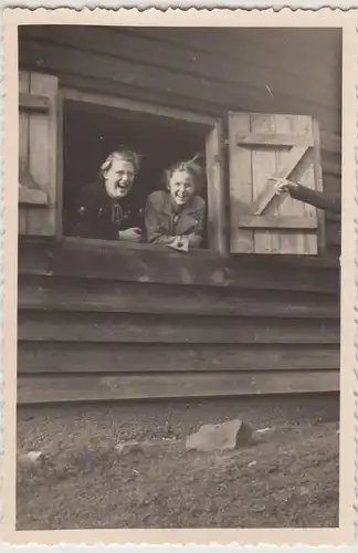 (F19584) Orig. Foto Personen schauen aus dem Fenster einer Hütte 1930er