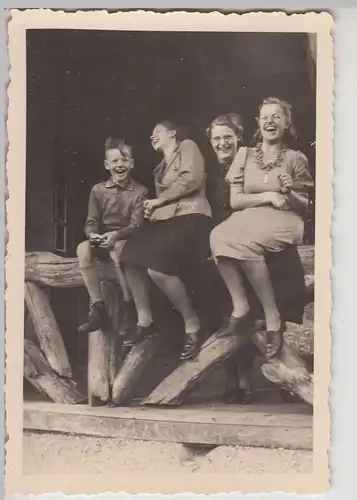 (F19583) Orig. Foto Personen sitzen auf einem Holzgeländer 1930er