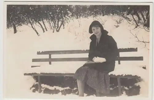 (F19581) Orig. Foto junge Frau auf einer Bank im Winter 1931