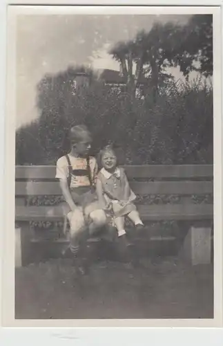 (F19580) Orig. Foto Kinder sitzen auf einer Bank 1933