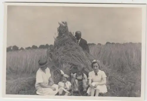 (F19579) Orig. Foto Wanderung, Rast im Getreidefeld 1933