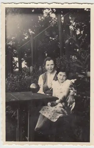 (F19573) Orig. Foto Frau u. Mädchen in einem Garten i. Berlin Tegel 1933