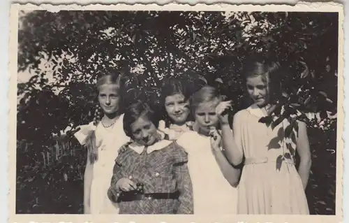 (F19572) Orig. Foto Mädchen stehen im Garten 1933