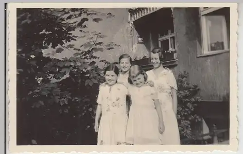 (F19571) Orig. Foto Mädchen am Haus, Geburtstagsgäste 1933