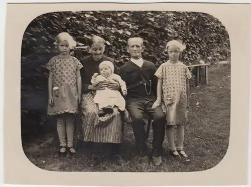 (F1957) Orig. Foto Mann, Frau m. Baby, 2 Mädchen im Garten, vor 1945