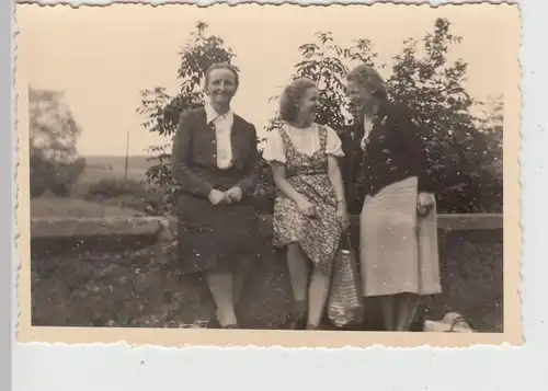 (F19569) Orig. Foto Frauen an kleiner Mauer 1930er