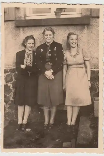 (F19568) Orig. Foto junge Frauen stehen am Haus 1940