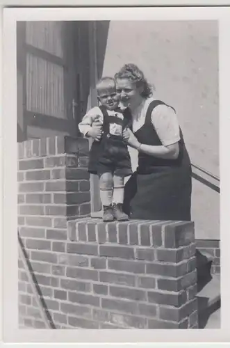 (F19566) Orig. Foto Frau und kleiner Junge vor der Haustür 1930er