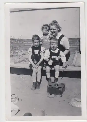 (F19561) Orig. Foto Frau u. kleine Jungs am Sandkasten 1942