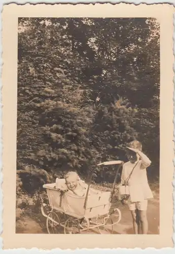 (F19558) Orig. Foto Kinder Karl-Otto u. >Wölfchen< mit Kinderwagen 1933