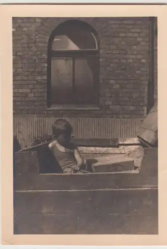 (F19557) Orig. Foto Kind Karl-Otto Plum im Sandkasten am Haus 1933
