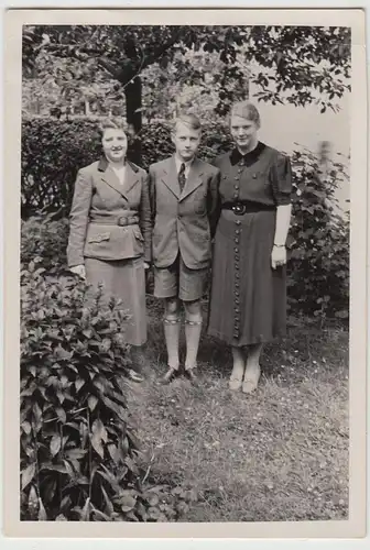 (F19551) Orig. Foto Personen, Frauen und Junge stehen im Garten 1930er
