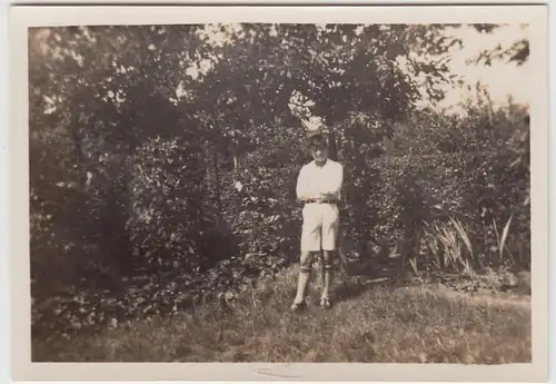 (F19549) Orig. Foto Junge Willi-Heinz steht im Garten 1932