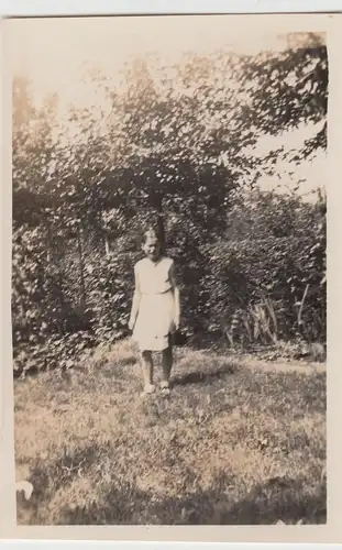 (F19548) Orig. Foto Mädchen Lotte Plum steht im Garten 1932