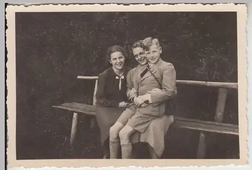 (F19546) Orig. Foto Frauen und Junge sitzen auf Parkbank 1930/40er