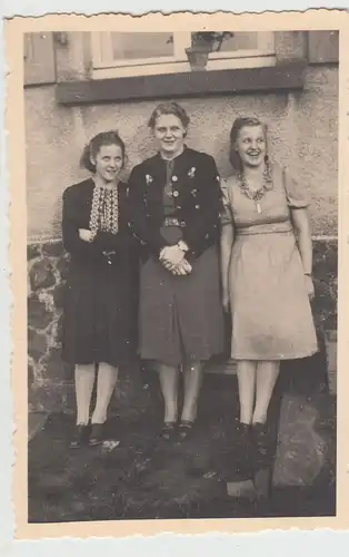 (F19545) Orig. Foto junge Frauen stehen am Haus 1940