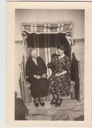 (F19544) Orig. Foto 2 ältere Damen sitzen im Strandkorb 1930/40er