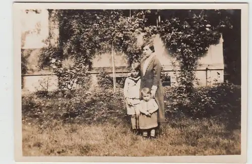 (F19542) Orig. Foto Personen, Frau mit Kinder am Haus 1932