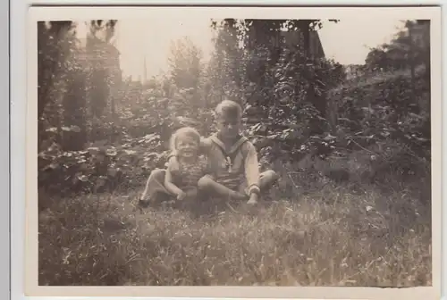 (F19541) Orig. Foto Kinder (Geschwister) sitzen im Garten 1932