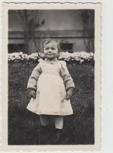 (F19537) Orig. Foto kleines Mädchen Hannelore im Garten 1932