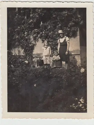 (F19531) Orig. Foto Personen in einem Garten in Benrath 1932