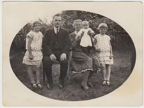 (F1953) Orig. Foto Mann, Frau m. Baby, 2 Mädchen im Garten, vor 1945